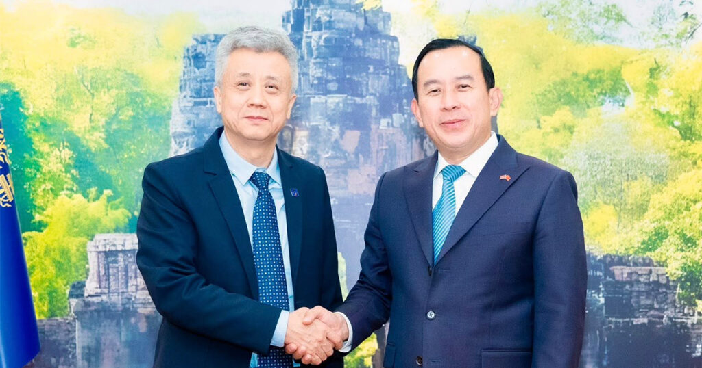Huot Hak and Lu Wei